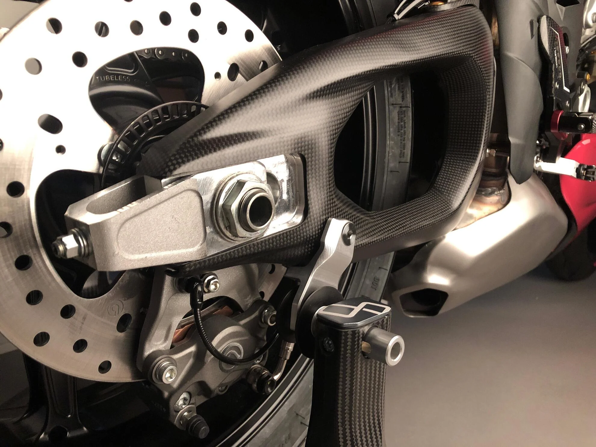 Ständeraufnahmen LighTech für Ständer mit Rollen für Ducati Panigale V4/S/R (25-26) FTEDU001 - Image 5